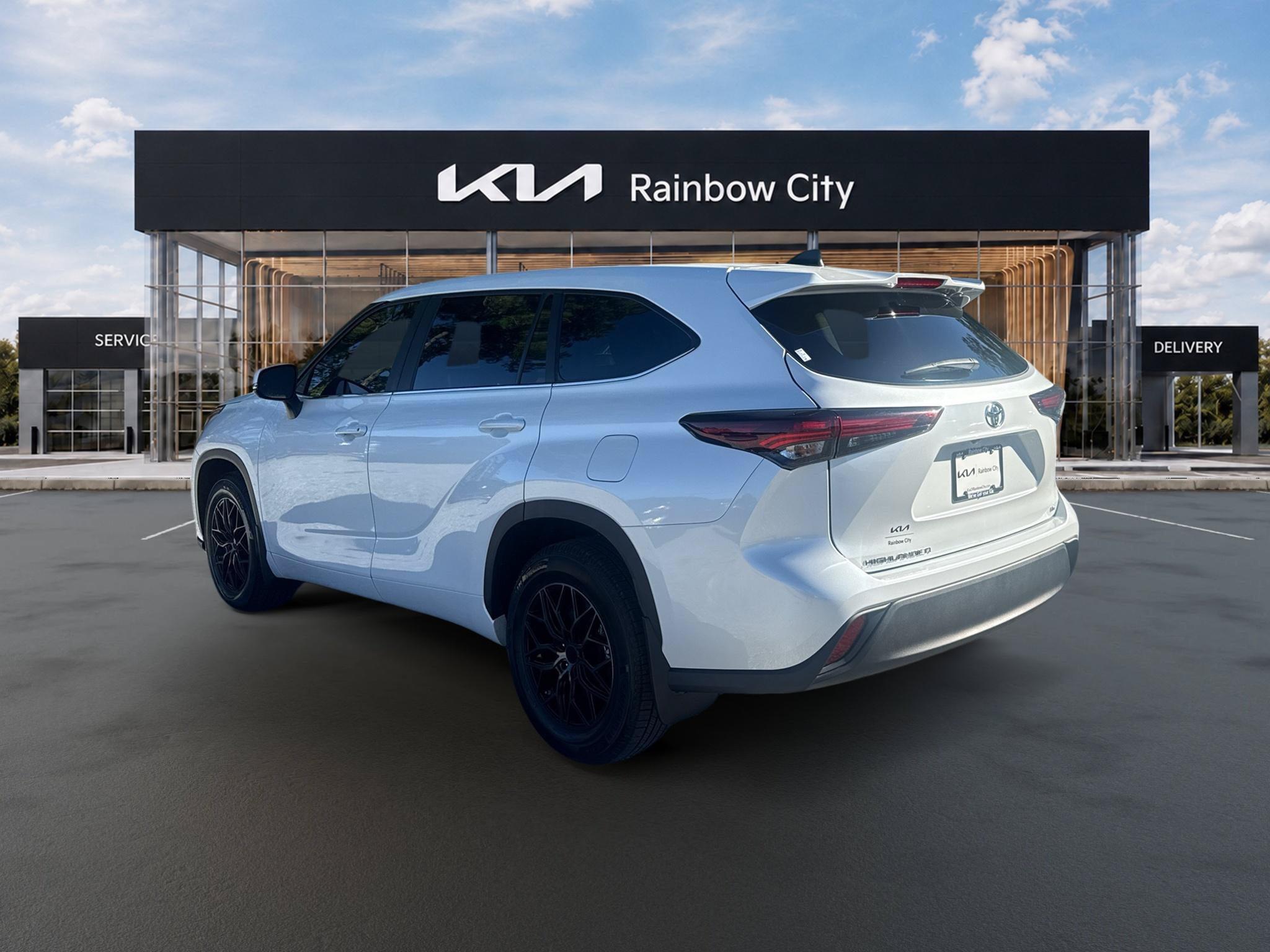 Used 2024 Toyota Highlander LE FWD image 8
