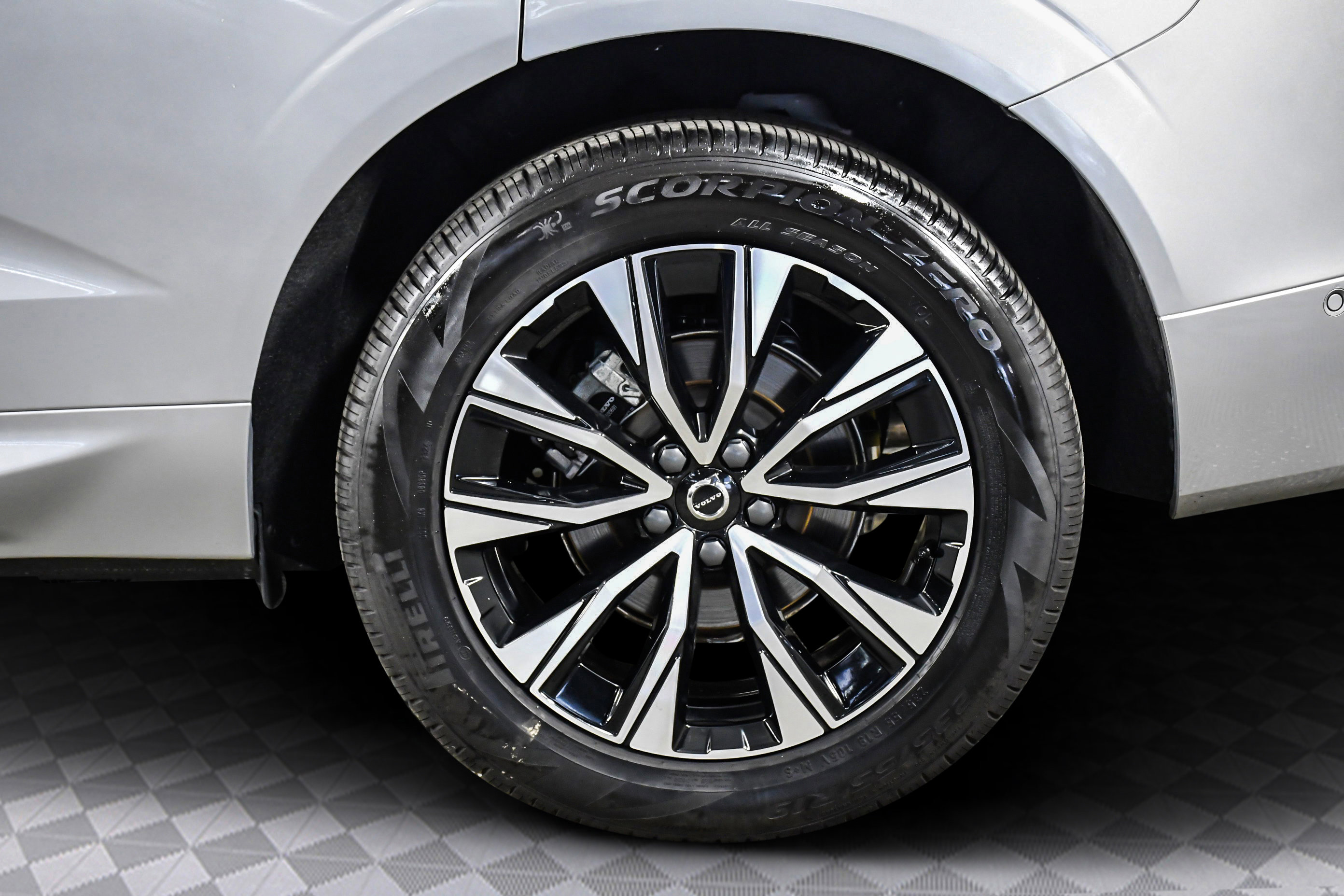 Used 2025 Volvo XC60 B5 Plus image 33