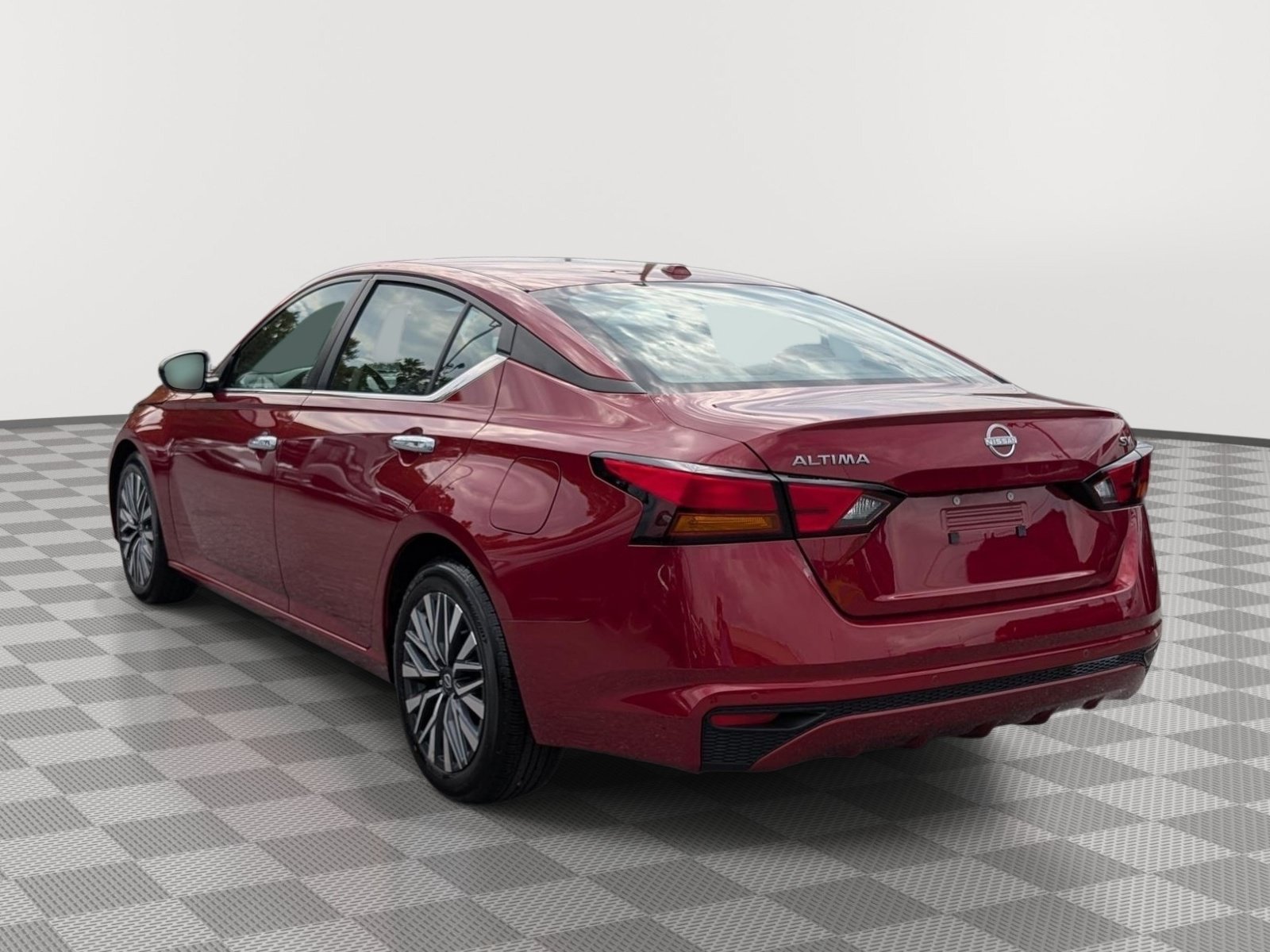 Used 2024 Nissan Altima 2.5 SV FWD image 3