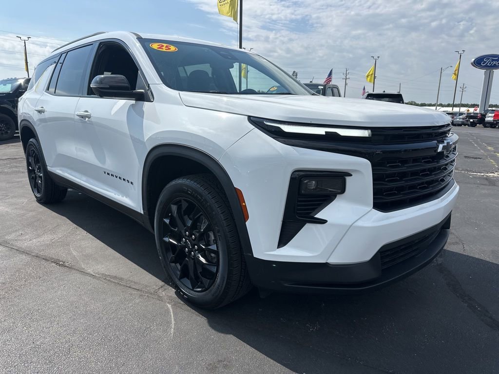 Used 2025 Chevrolet Traverse LT w/ Midnight/Sport Edition image 2
