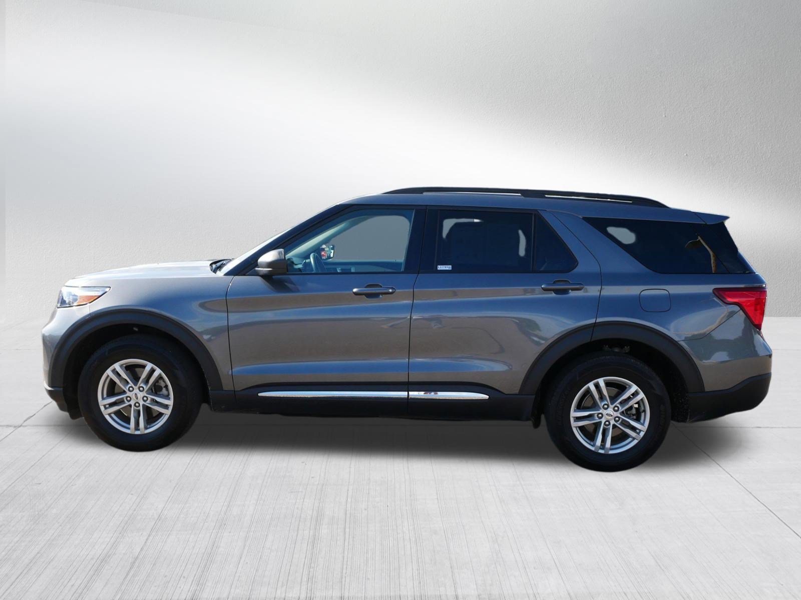 Used 2023 Ford Explorer XLT w/ Equipment Group 202A AWD/4WD image 4