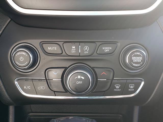 Used 2019 Jeep Cherokee Latitude Plus w/ Cold Weather Group AWD/4WD image 21