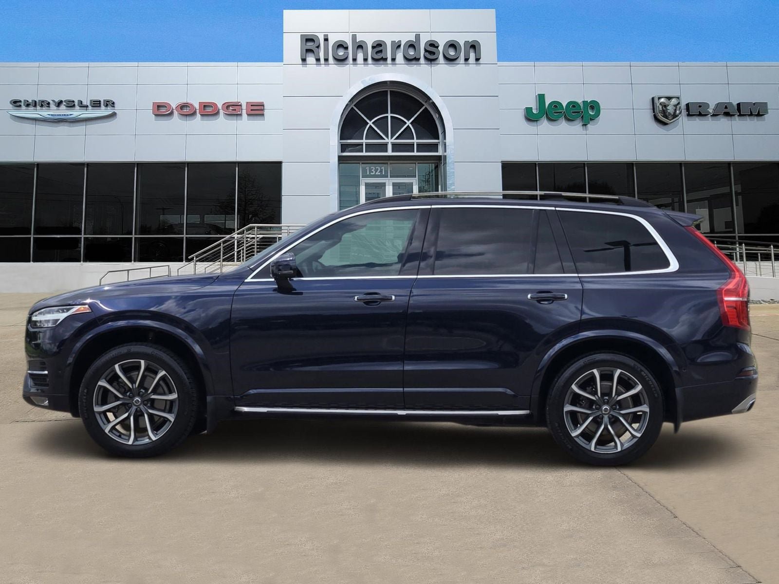 Used 2016 Volvo XC90 T6 Momentum w/ Momentum Plus Package AWD/4WD image 3