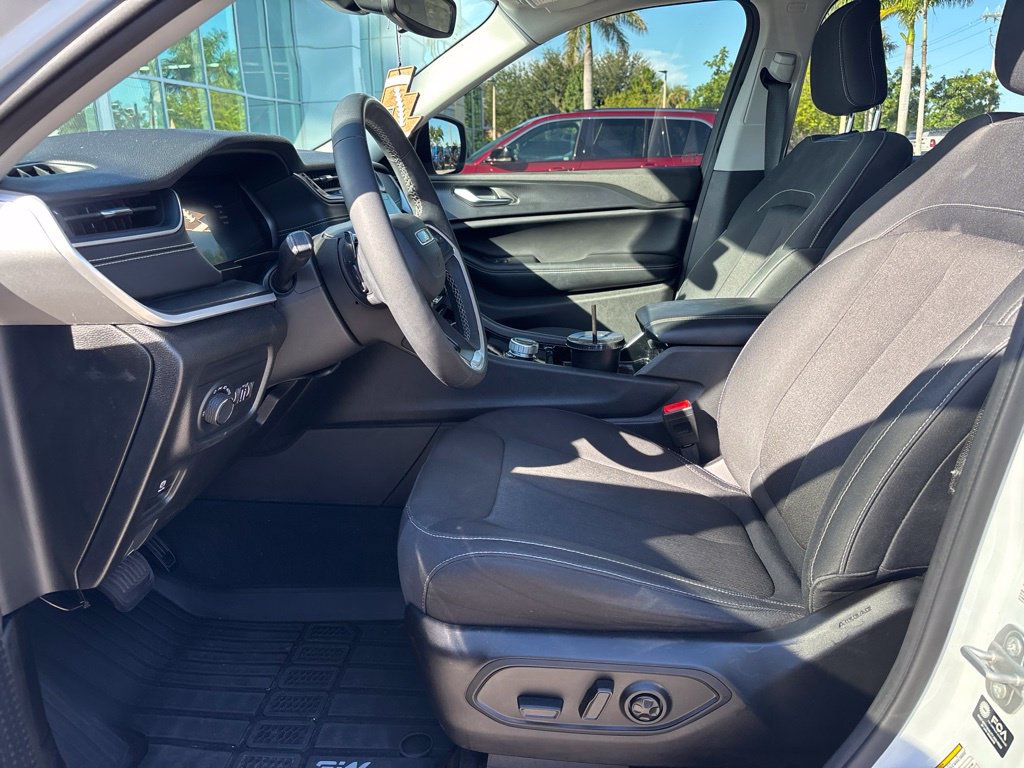 Used 2023 Jeep Grand Cherokee L Laredo RWD image 6