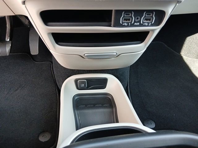 Used 2024 Chrysler Pacifica Touring-L image 35