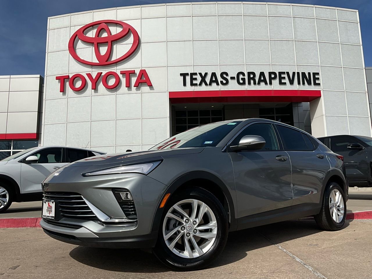 Used 2025 Buick Envista Preferred image 2