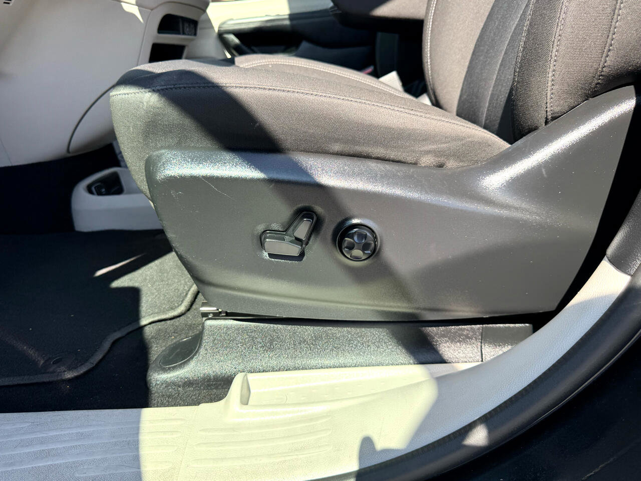 Used 2023 Chrysler Voyager LX image 12