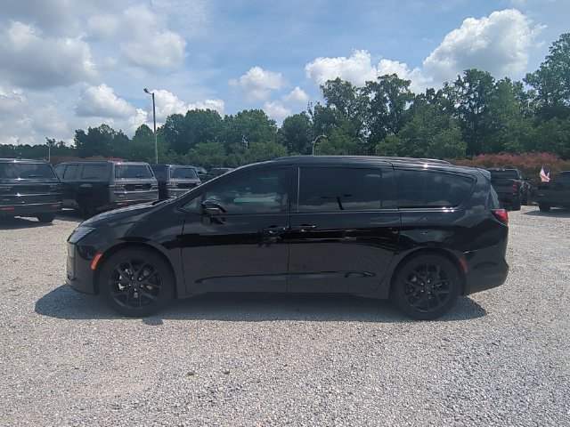 New 2027 Chrysler Pacifica Limited w/ Family Tech Group FWD image 2