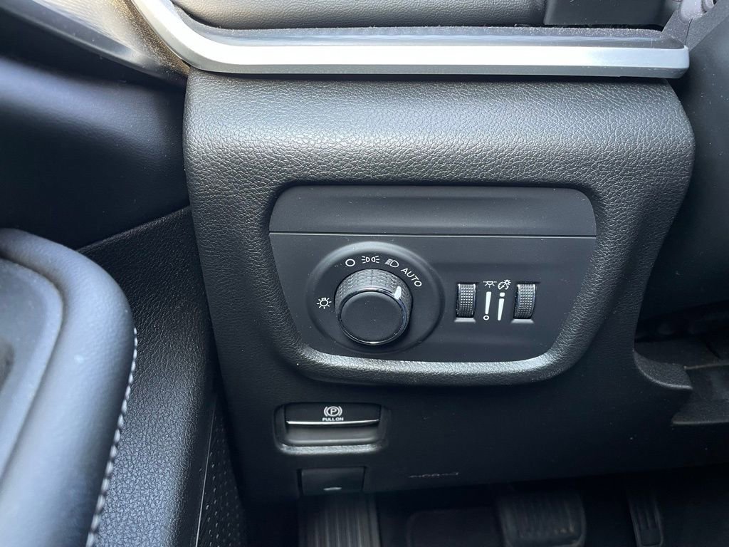 Used 2025 Jeep Grand Cherokee Altitude image 13