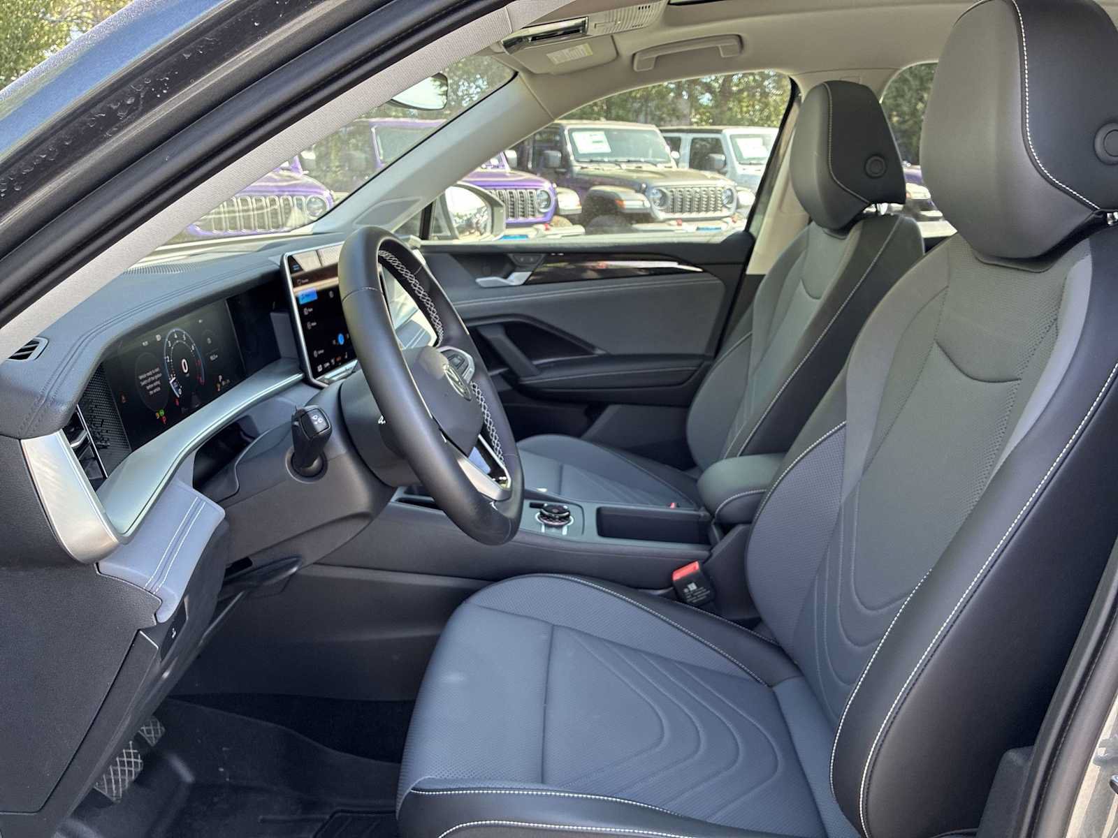 Used 2025 Volkswagen Tiguan SE AWD/4WD image 13