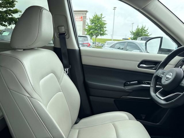 Used 2025 Nissan Pathfinder SL AWD/4WD image 15