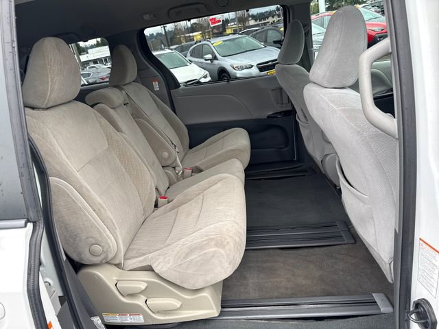 Used 2018 Toyota Sienna LE image 12