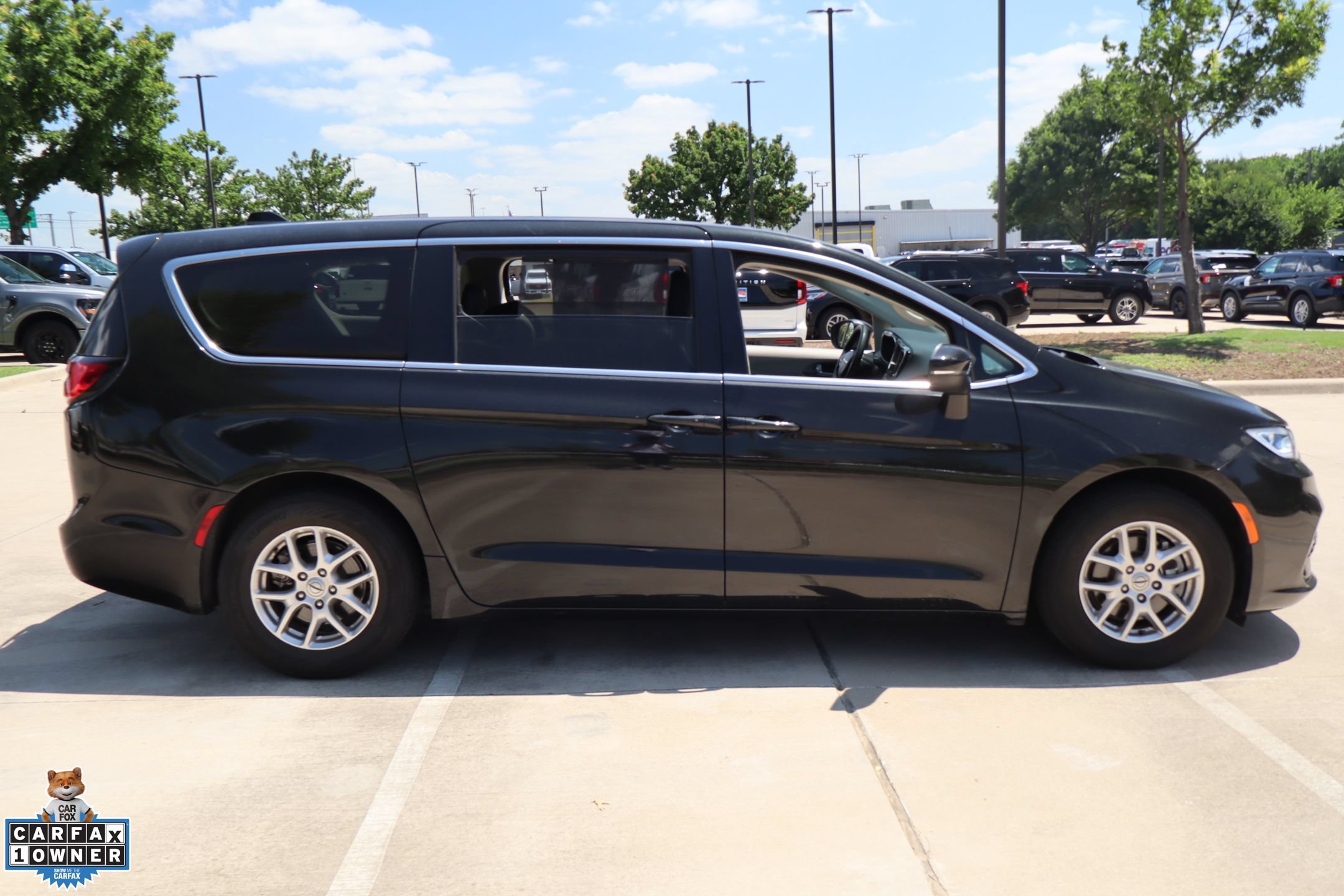 Used 2023 Chrysler Pacifica Touring-L FWD image 2