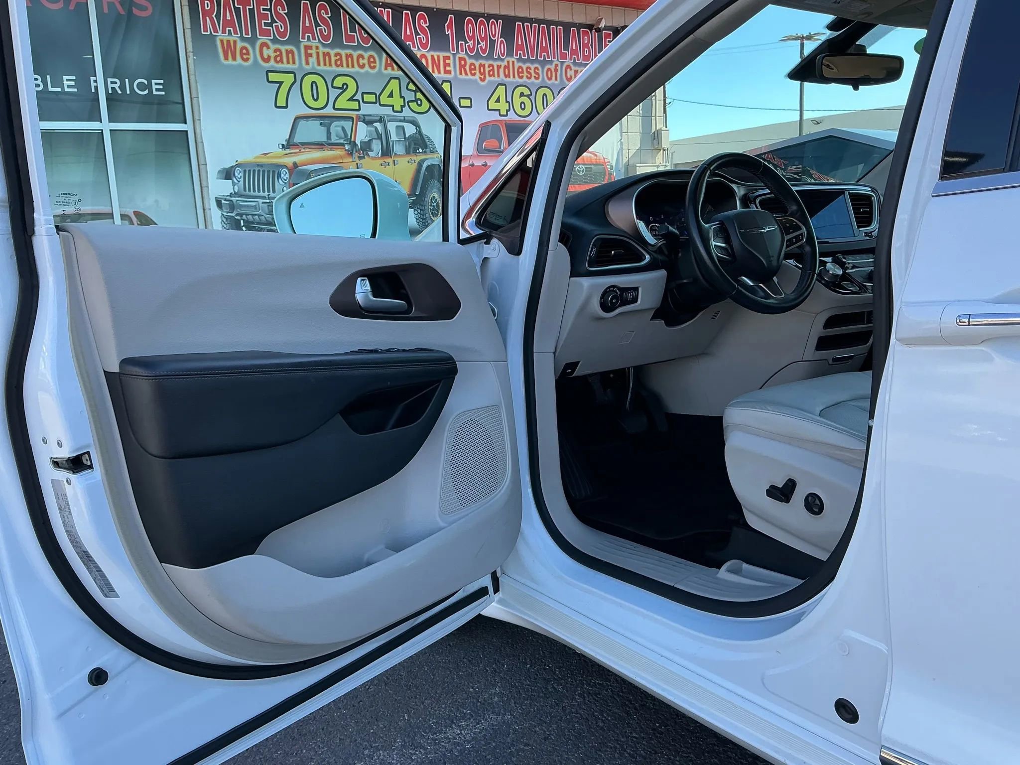 Used 2018 Chrysler Pacifica Touring-L w/ Advanced Safetytec Group image 18