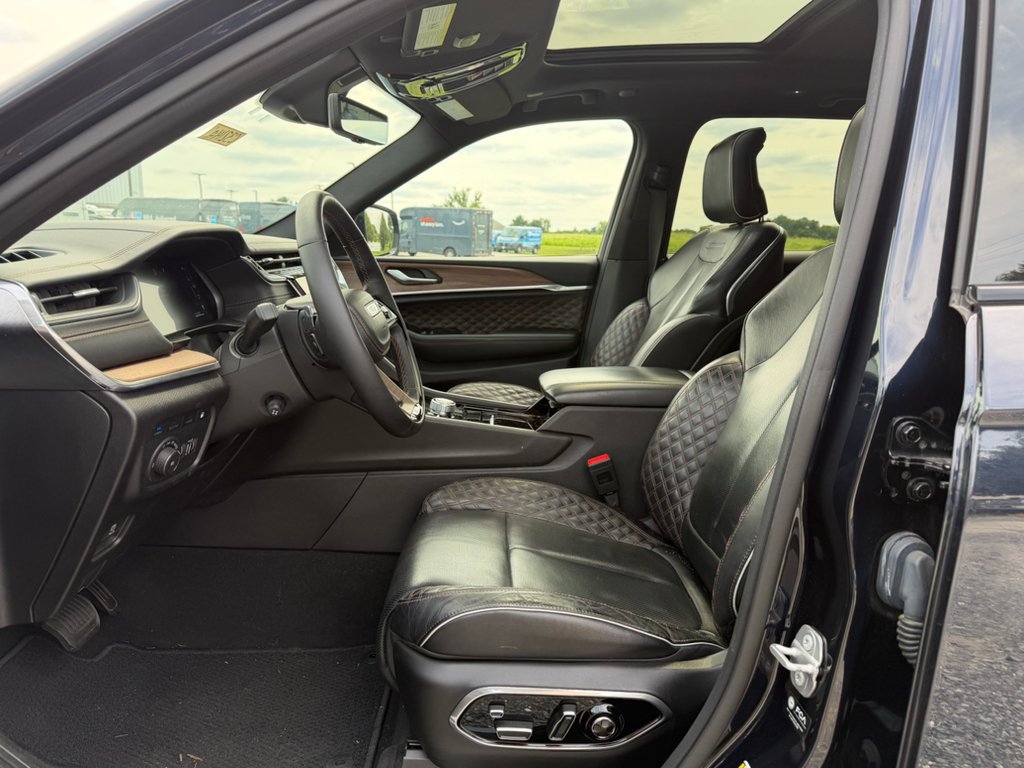 Used 2022 Jeep Grand Cherokee Summit w/ Advanced Protech Group IV AWD/4WD image 9