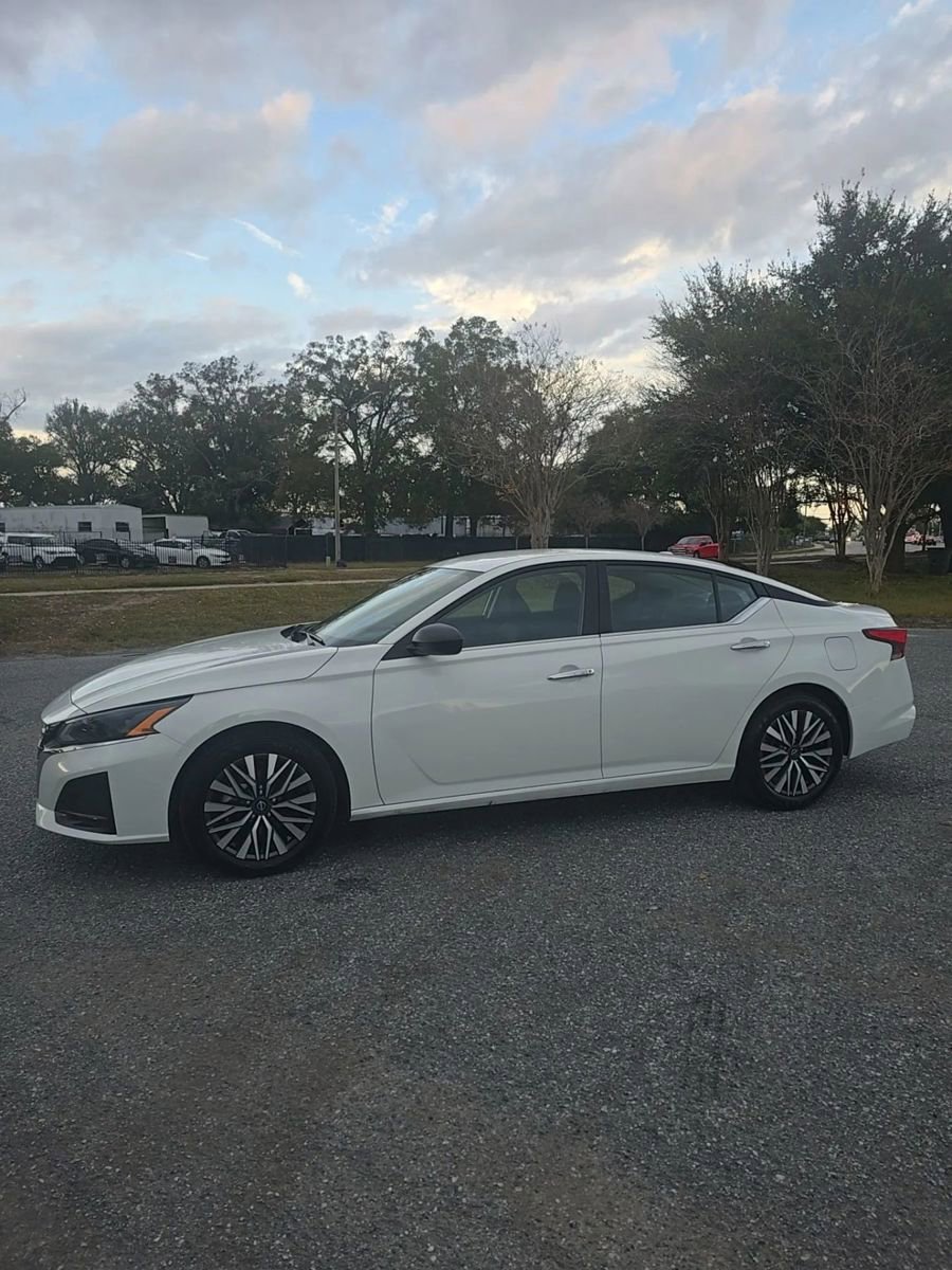 Used 2025 Nissan Altima 2.5 SV image 3