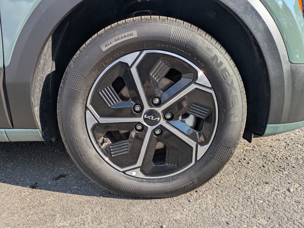 Used 2025 Kia Niro EX image 11