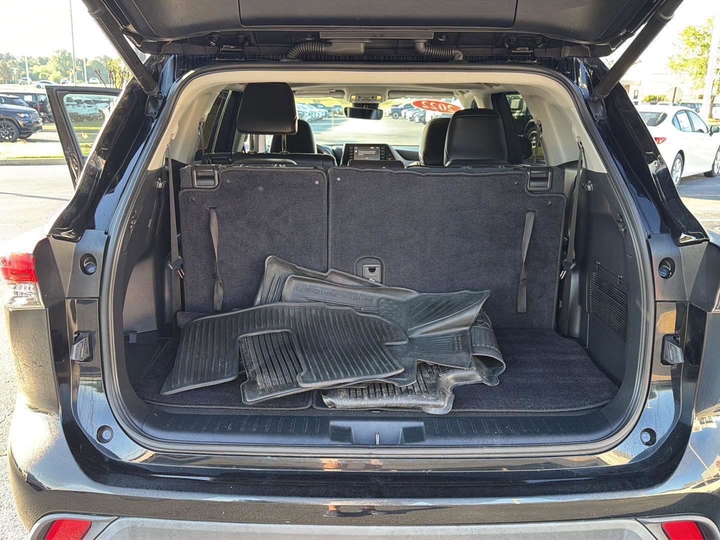 Used 2022 Toyota Highlander XLE FWD image 34