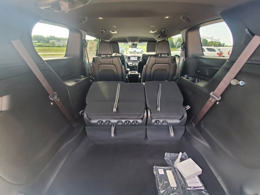 New 2026 Chrysler Pacifica Select image 18