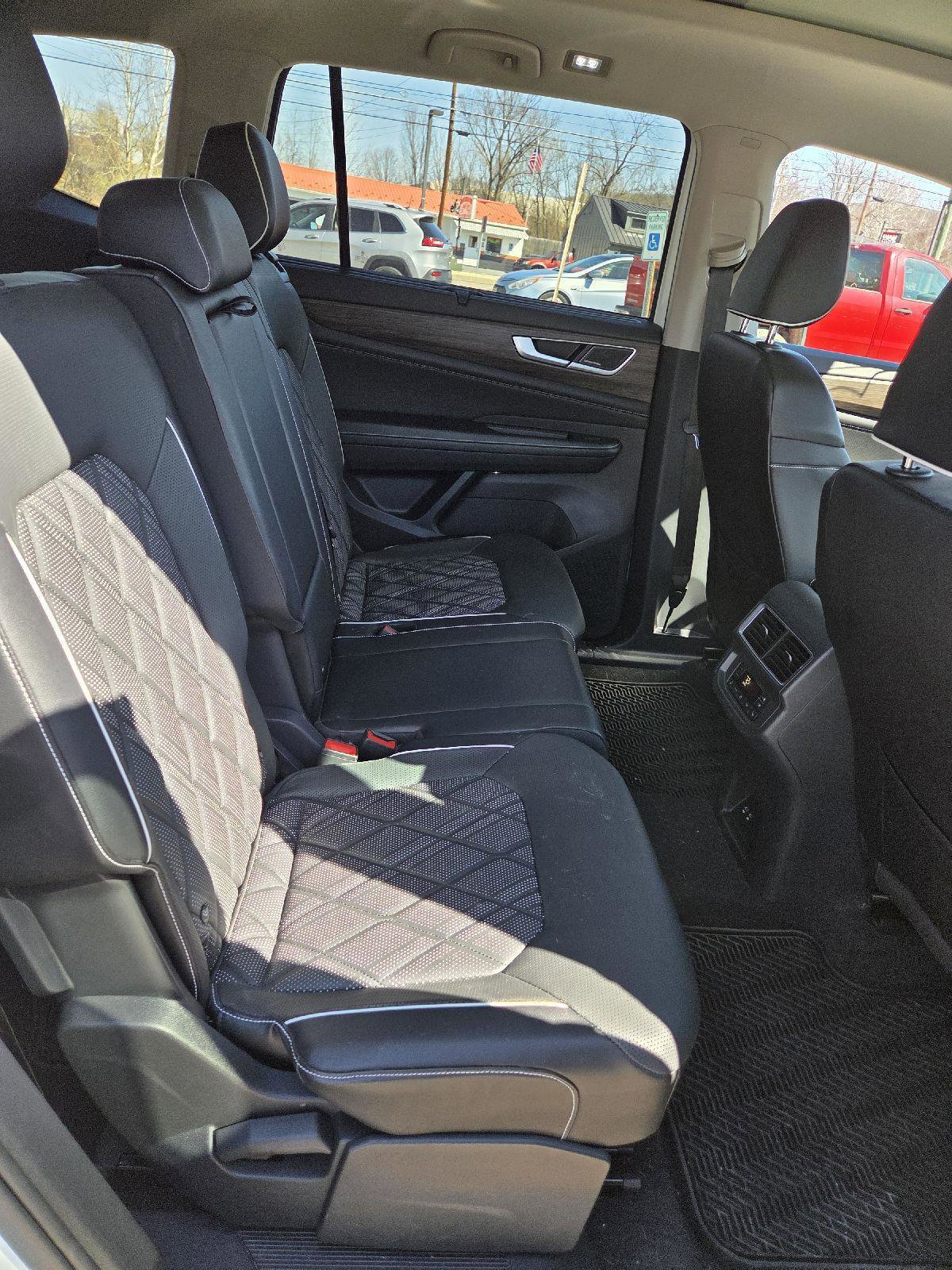 Used 2024 Volkswagen Atlas SEL Premium R-Line image 9