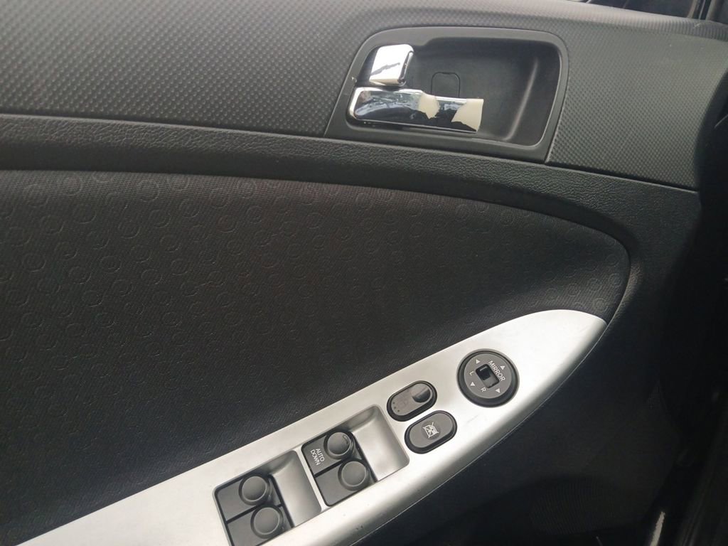 Used 2012 Hyundai Accent SE FWD image 8