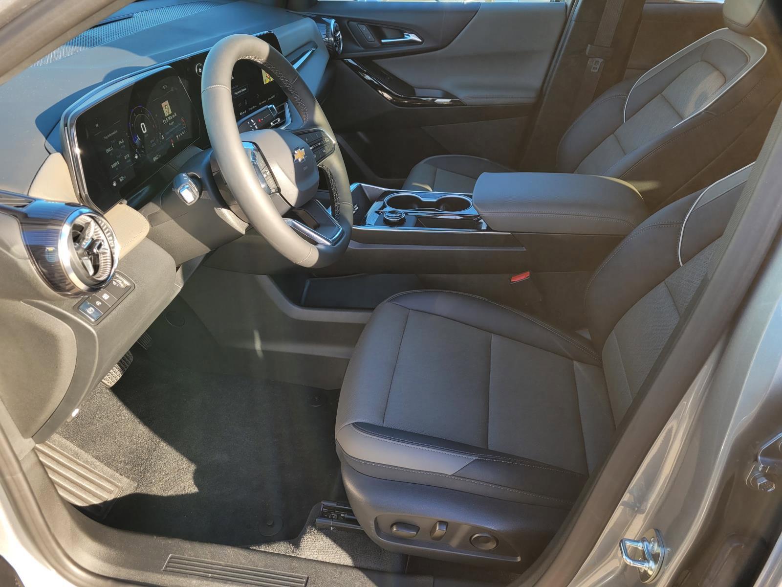 Used 2026 Chevrolet Equinox LT w/ Convenience Package II image 3