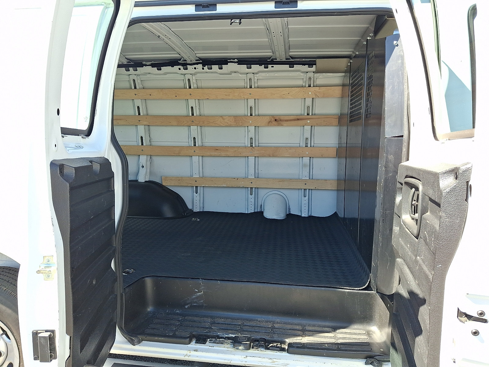 Used 2025 Chevrolet Express 2500 w/ Driver Convenience Package RWD image 10