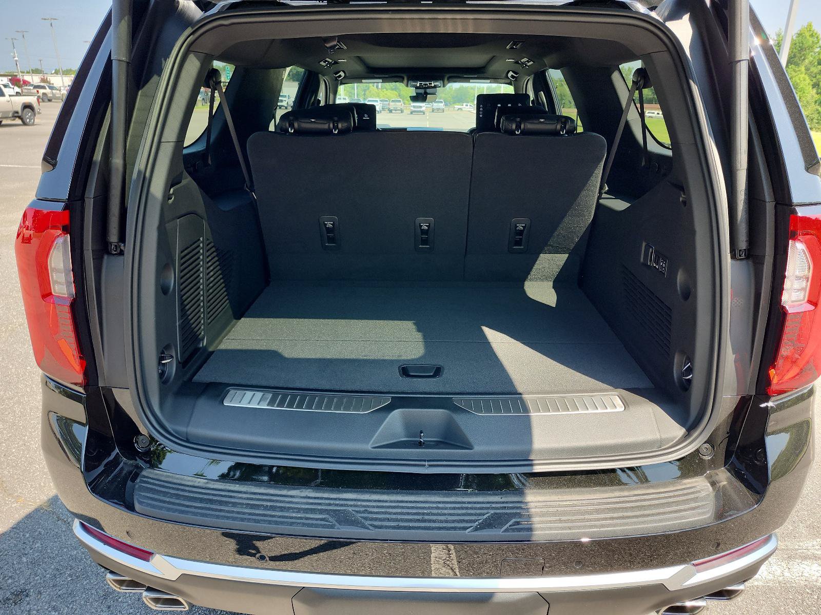 New 2026 GMC Yukon XL Denali w/ Denali Reserve Package AWD/4WD image 8