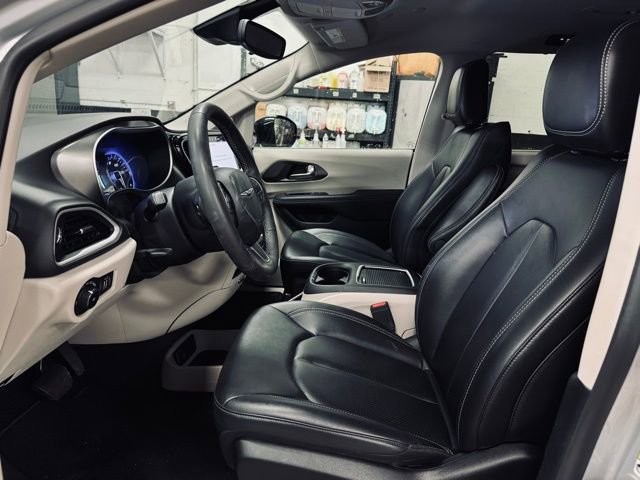 Certified 2024 Chrysler Pacifica Touring-L image 17