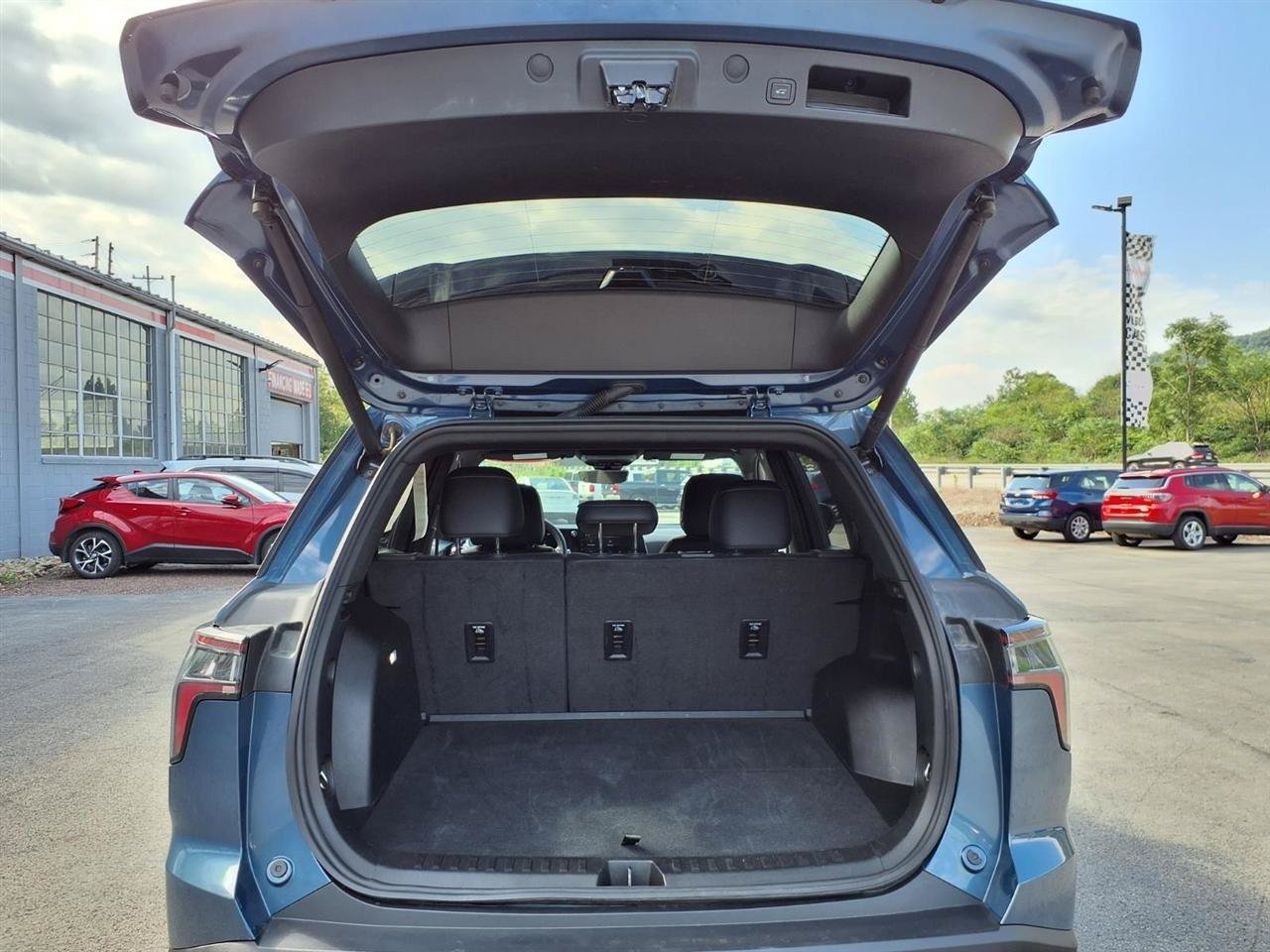 Used 2025 Chevrolet Equinox LT w/ Convenience Package II FWD image 8