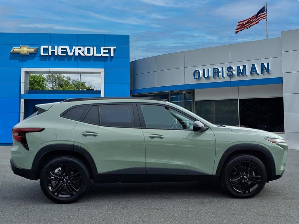 Used 2025 Chevrolet Trax ACTIV w/ Sunroof Package image 2