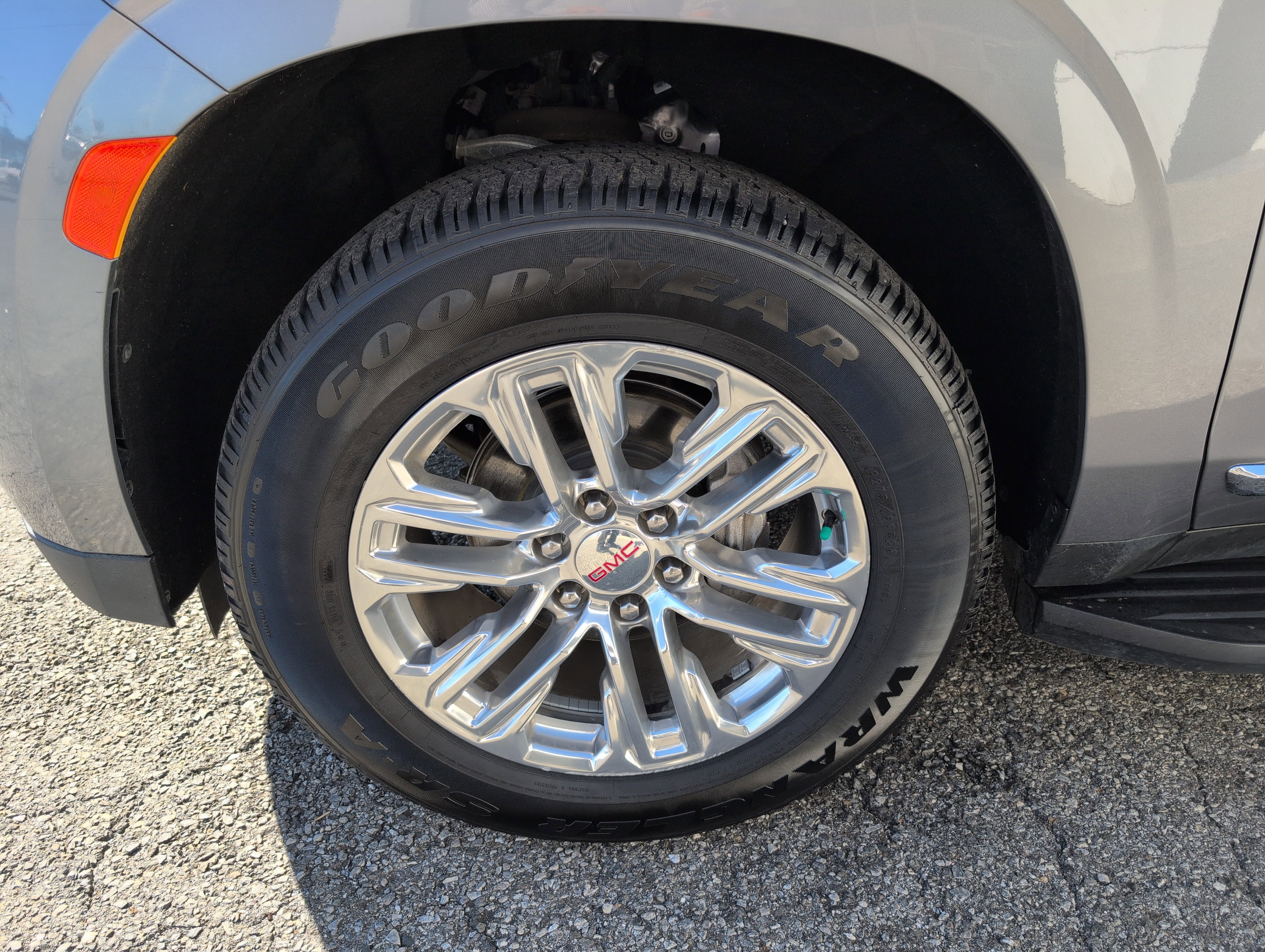 Used 2021 GMC Yukon XL SLT w/ SLT Luxury Plus Package image 2