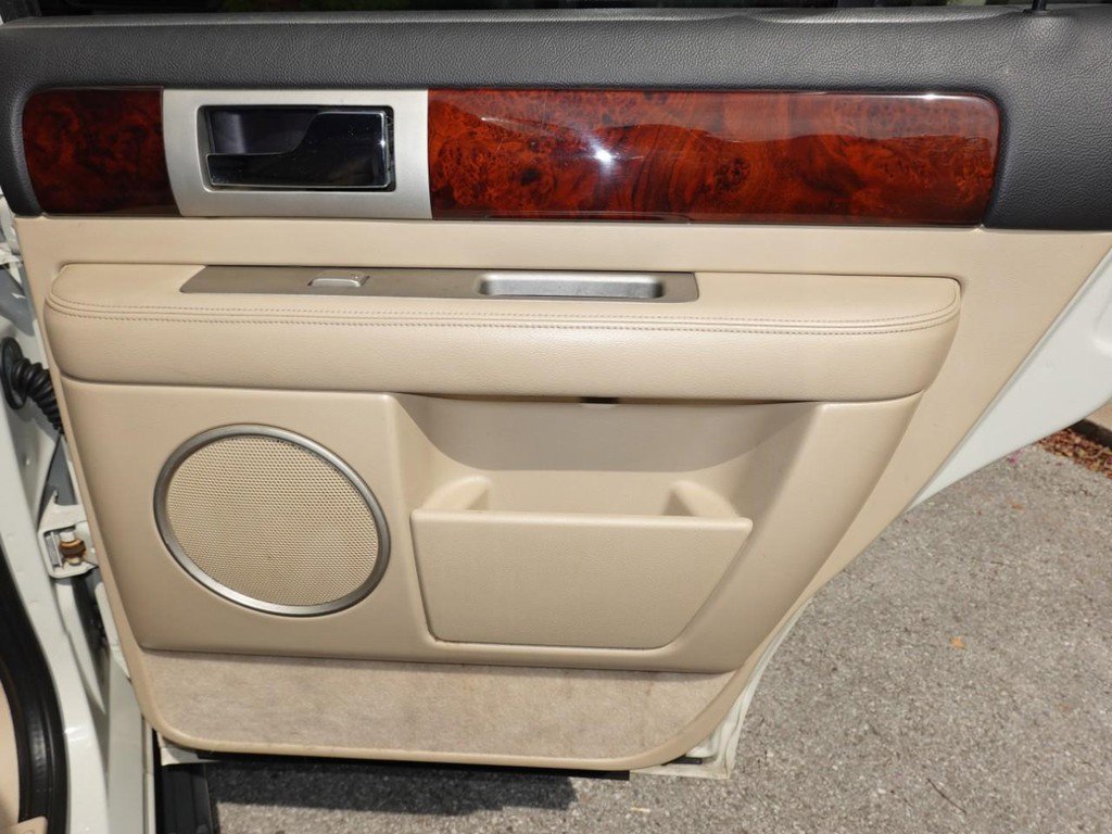 Used 2005 Lincoln Navigator Luxury image 26