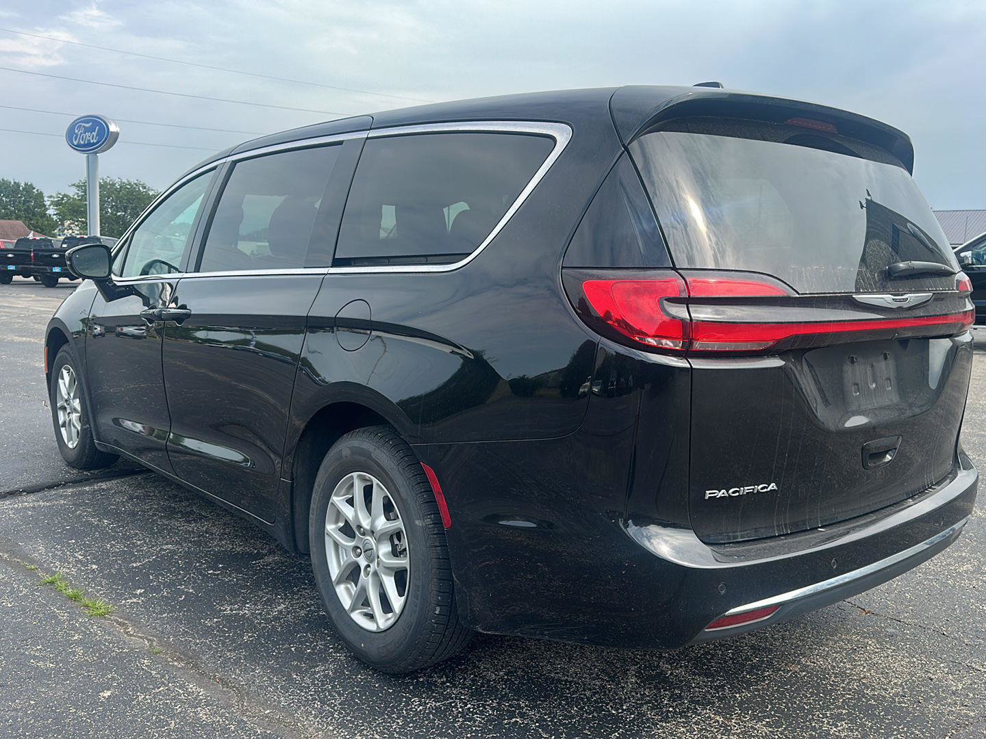 Used 2024 Chrysler Pacifica Touring-L FWD image 7