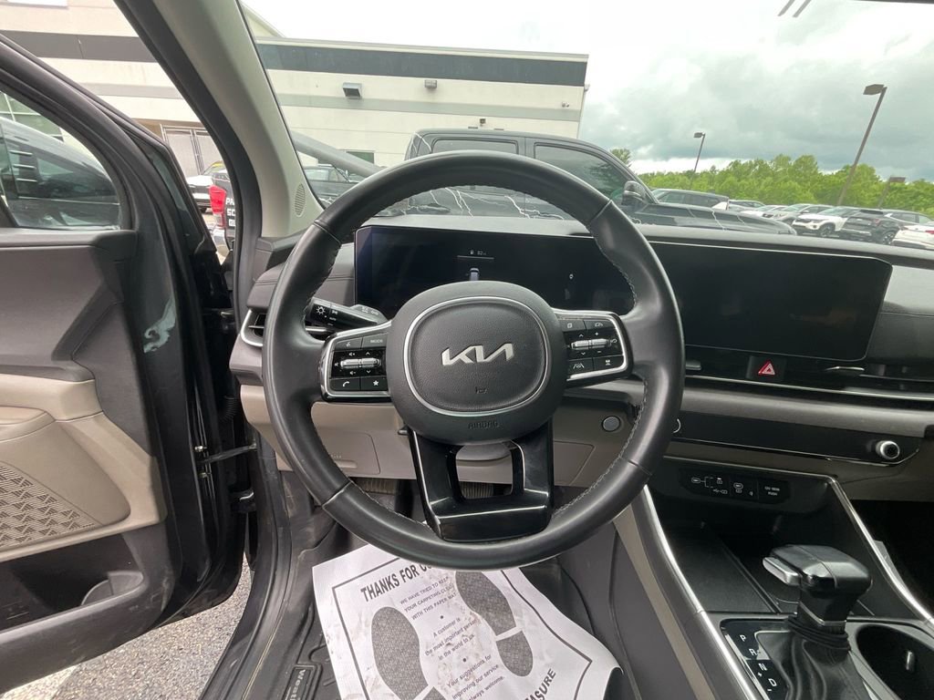 Used 2025 Kia Carnival EX FWD image 7