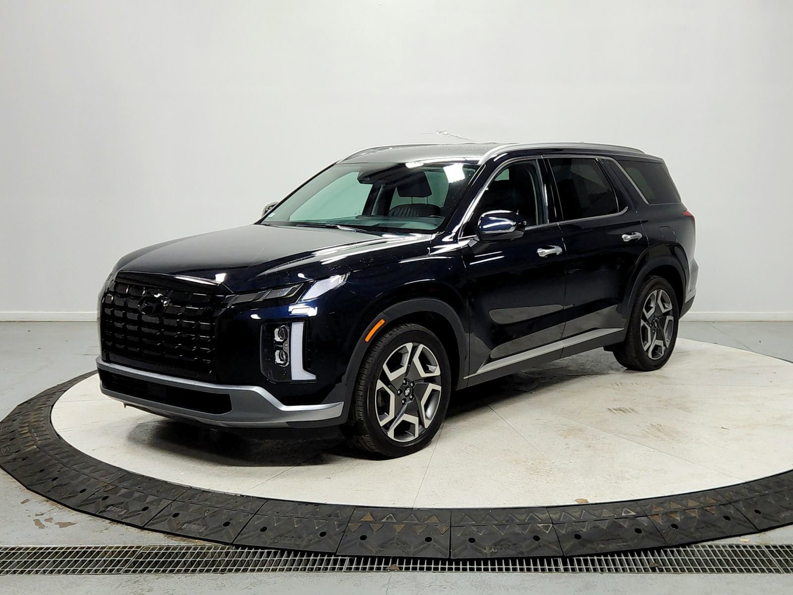 Used 2023 Hyundai Palisade Limited image 3