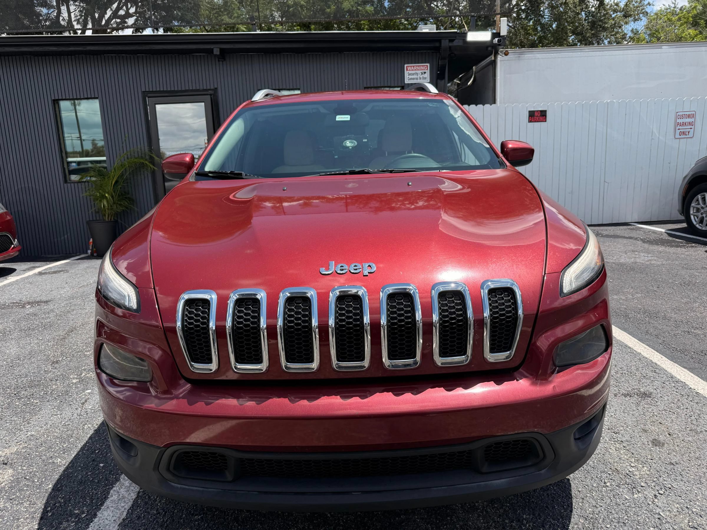 Used 2017 Jeep Cherokee Latitude FWD image 2
