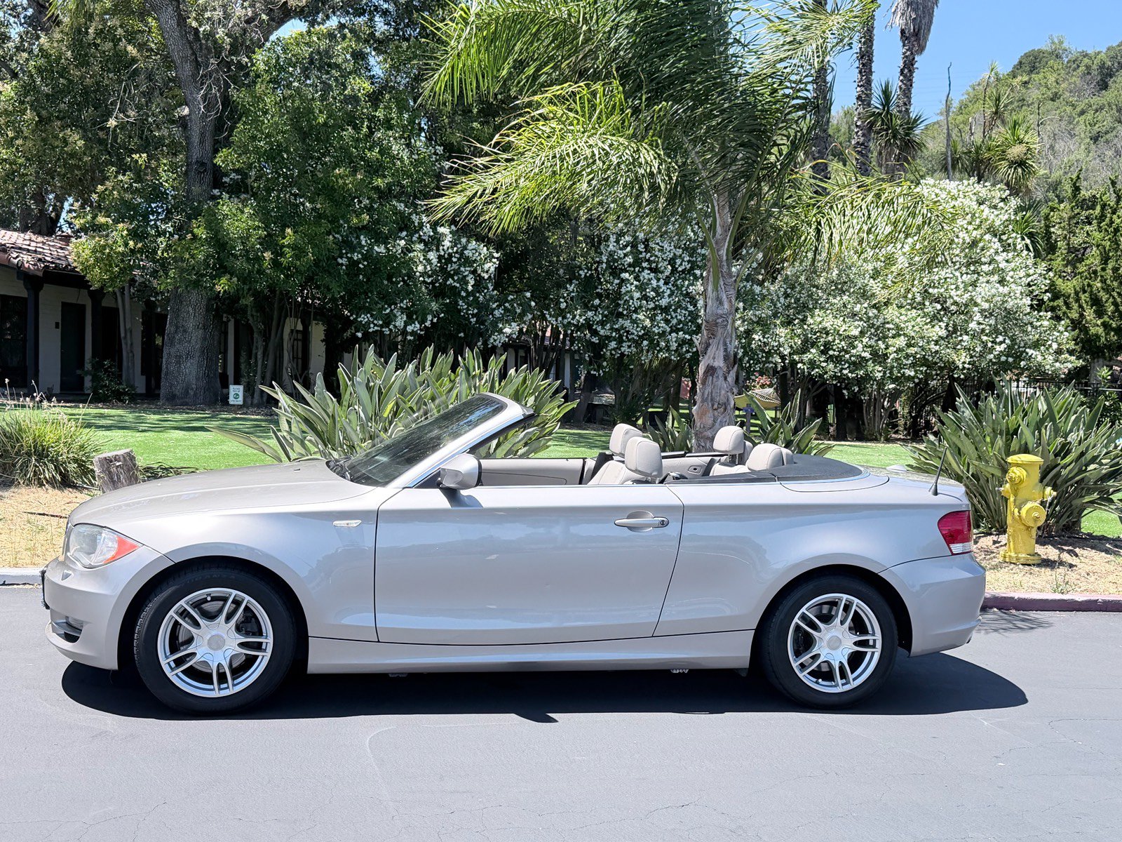 Used 2011 BMW 128i Convertible RWD image 2