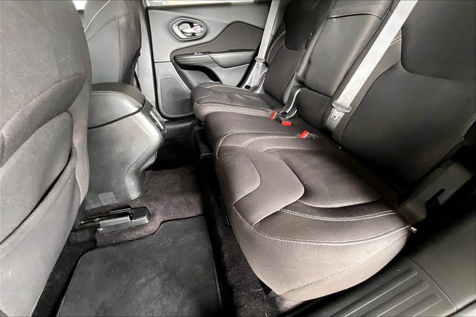 Used 2017 Jeep Cherokee Latitude w/ Safety/Convenience Group FWD image 19