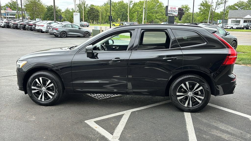 Used 2025 Volvo XC60 B5 Core AWD/4WD image 3