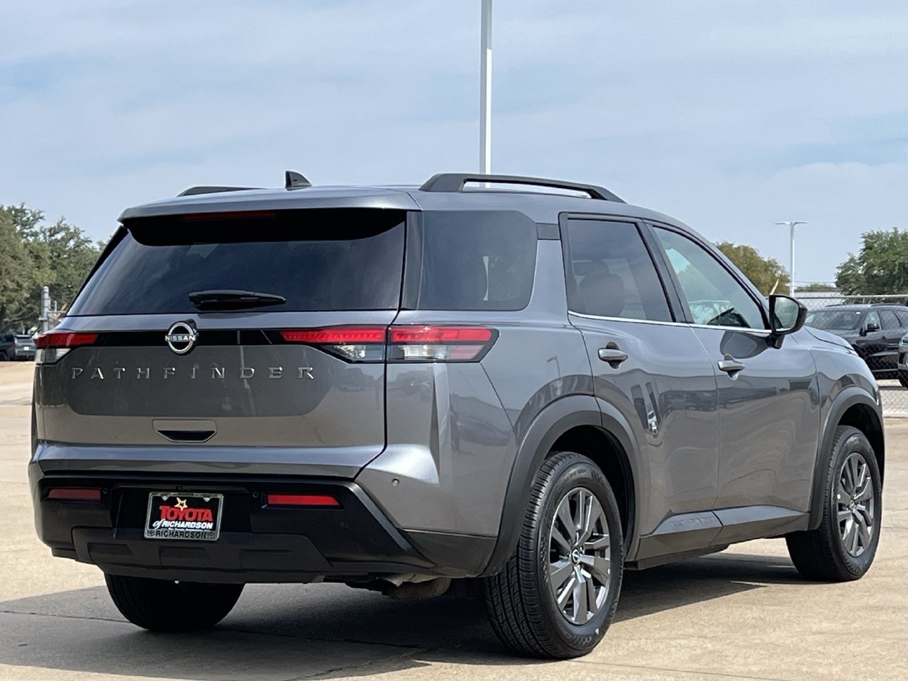 Used 2026 Nissan Pathfinder SV FWD image 4