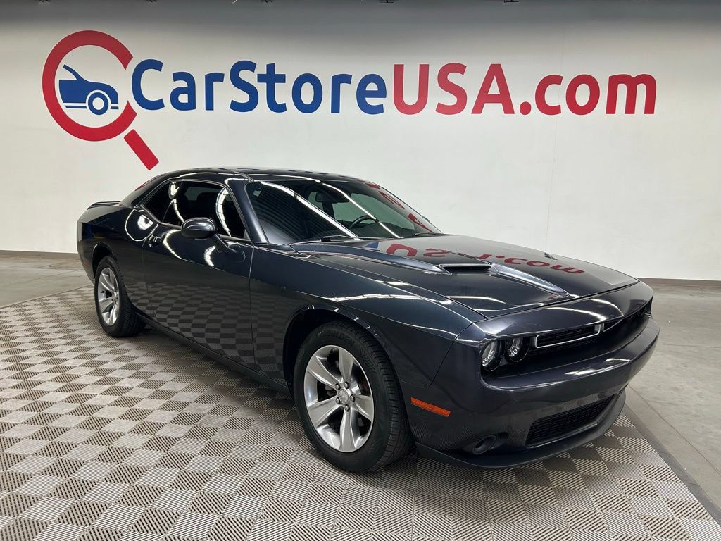Used 2018 Dodge Challenger SXT RWD image 1