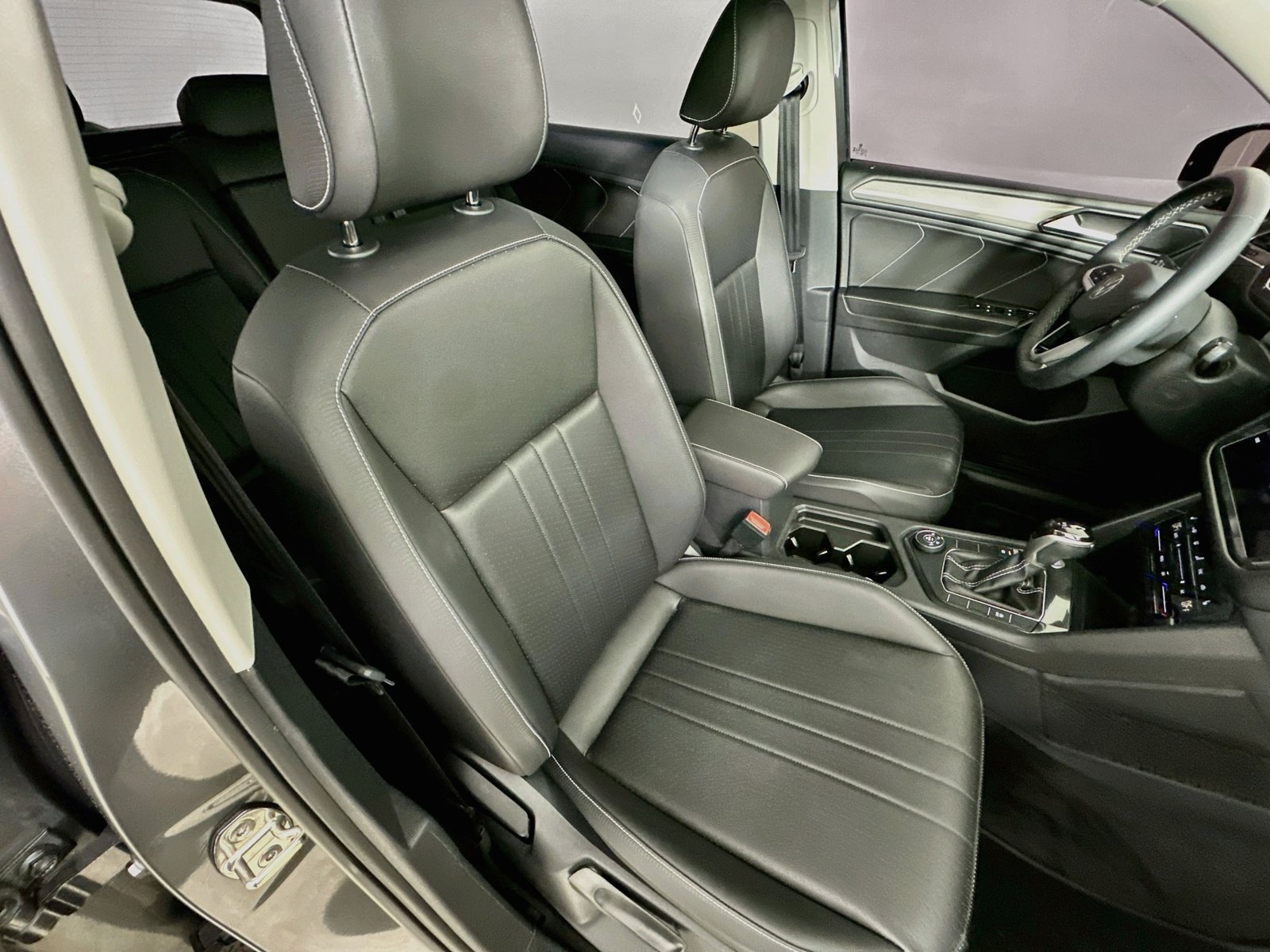 Used 2023 Volkswagen Tiguan SE w/ Panoramic Sunroof Package AWD/4WD image 43