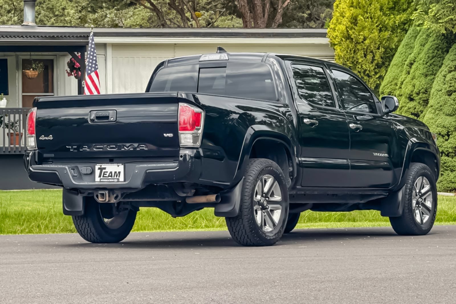Used 2017 Toyota Tacoma Limited AWD/4WD image 4
