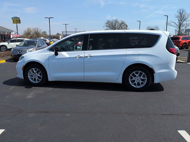 Used 2024 Chrysler Pacifica Touring-L image 4