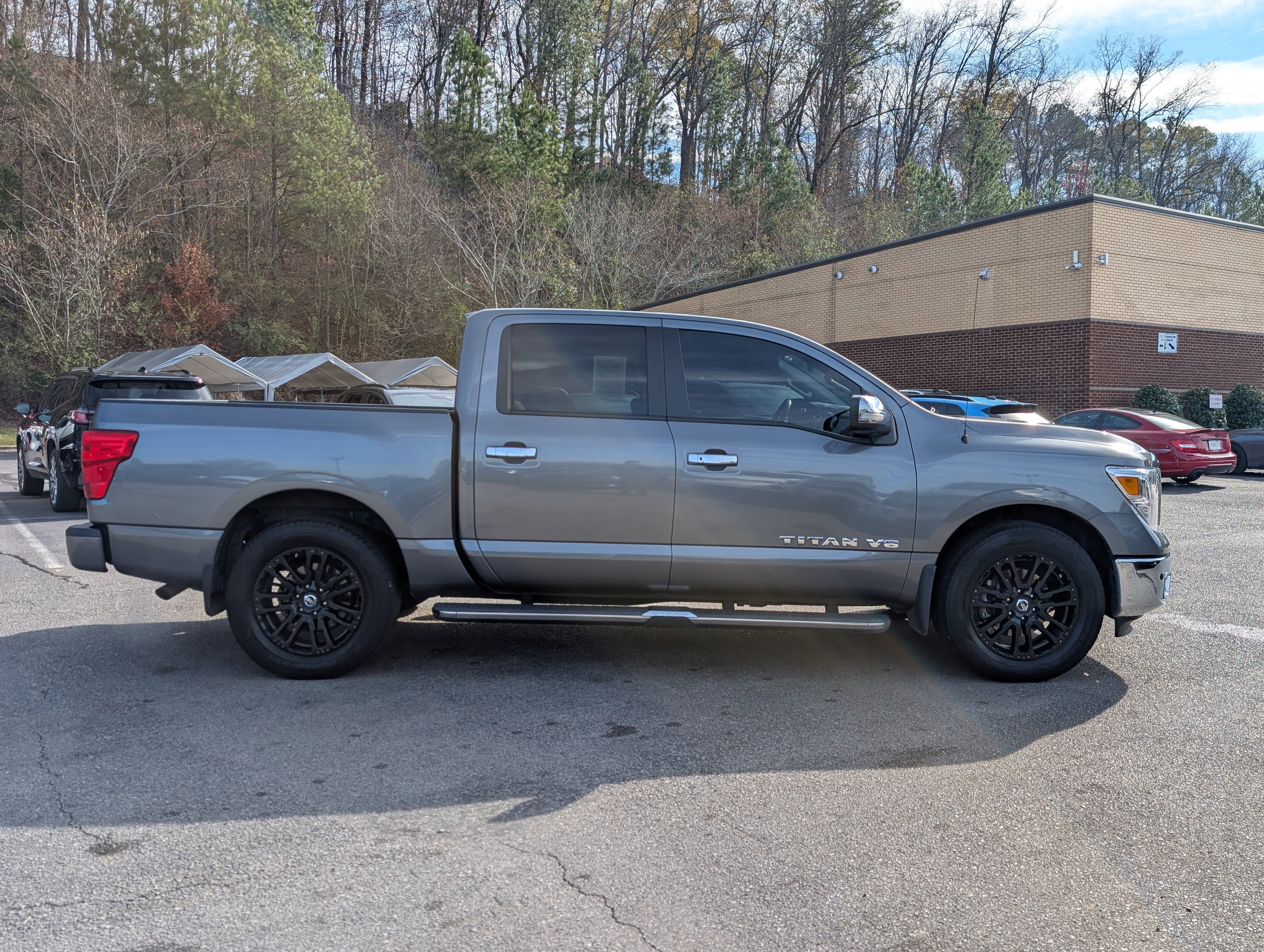 Used 2018 Nissan Titan SL image 10