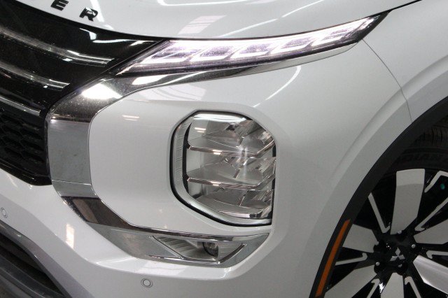 New 2026 Mitsubishi Outlander SE FWD image 2