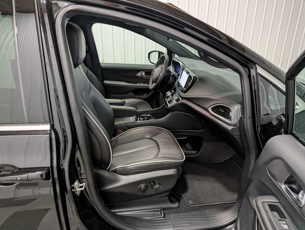 Used 2027 Chrysler Pacifica Limited FWD image 28