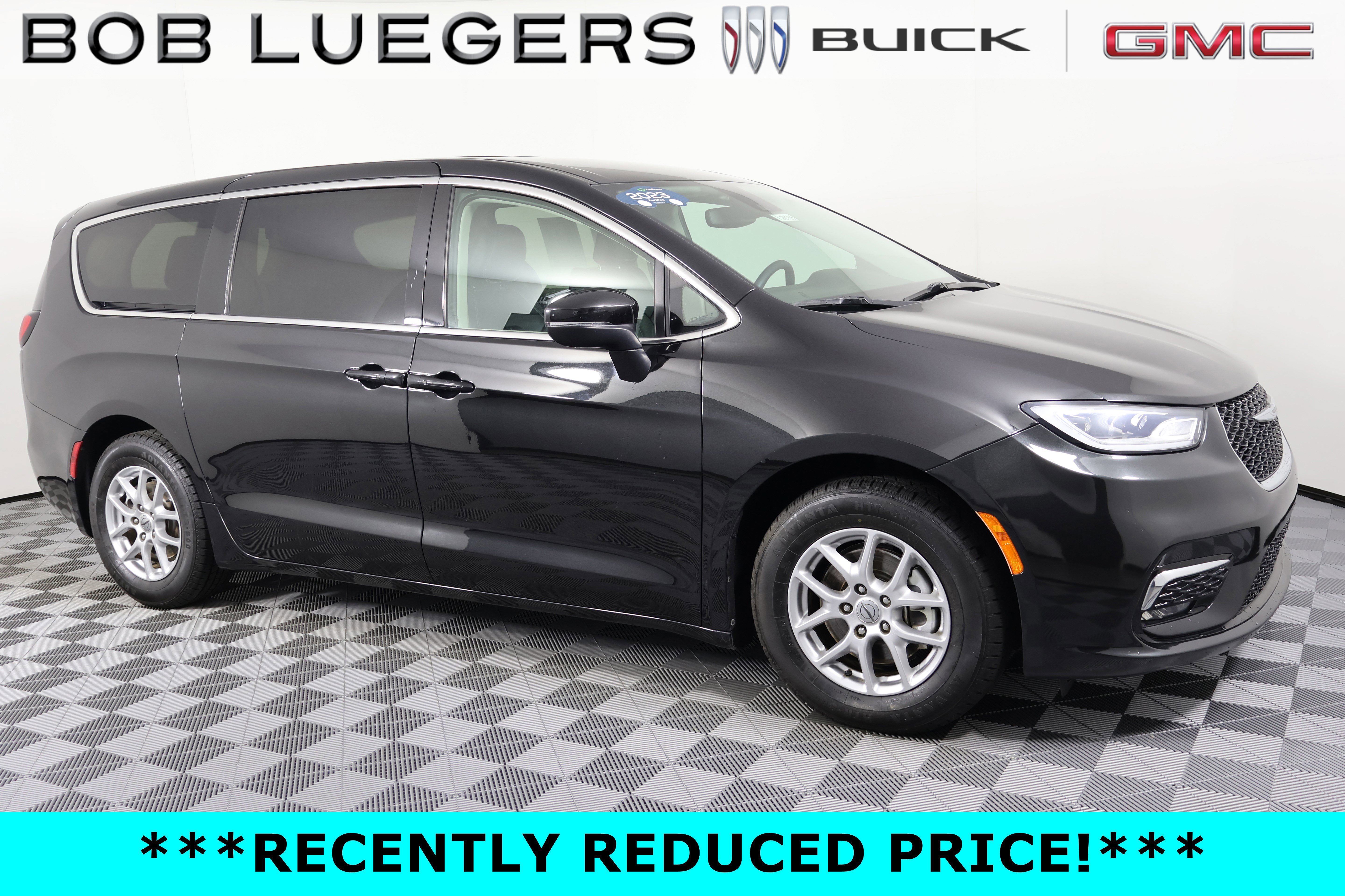 Used 2023 Chrysler Pacifica Touring-L FWD image 2