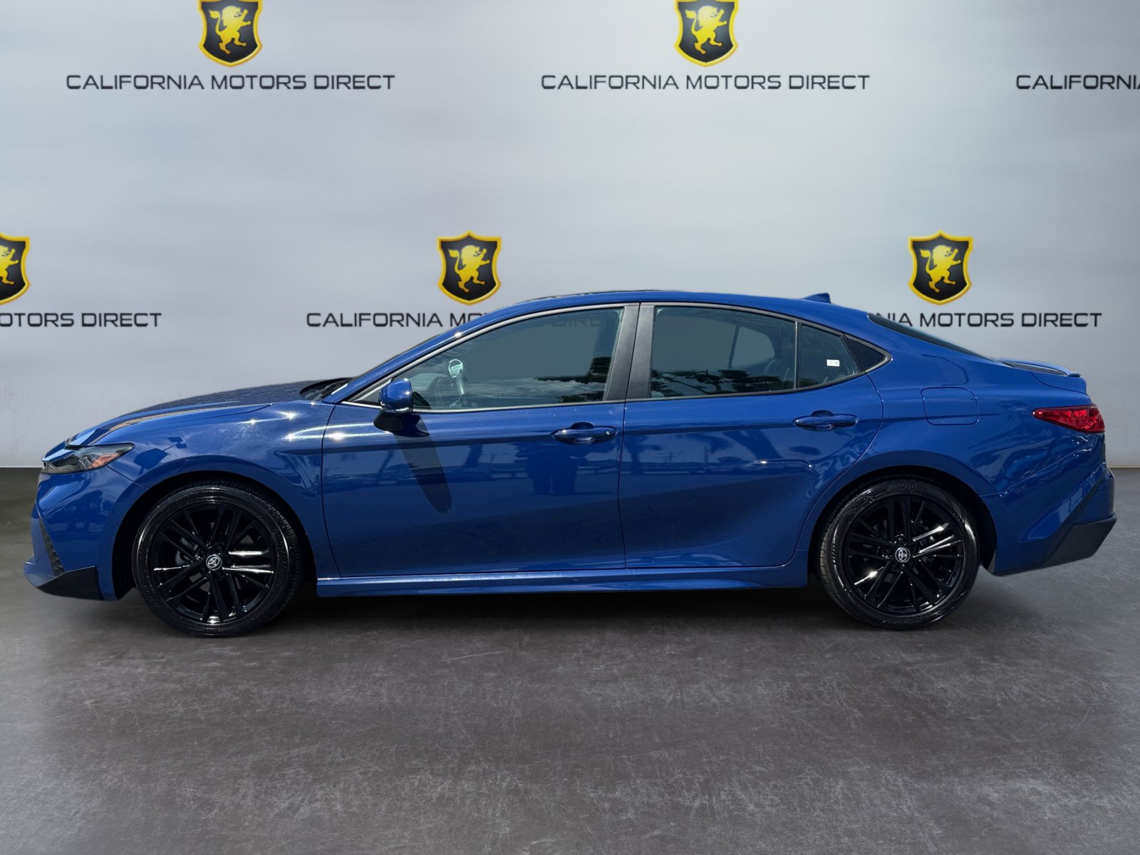 Used 2025 Toyota Camry SE FWD image 2